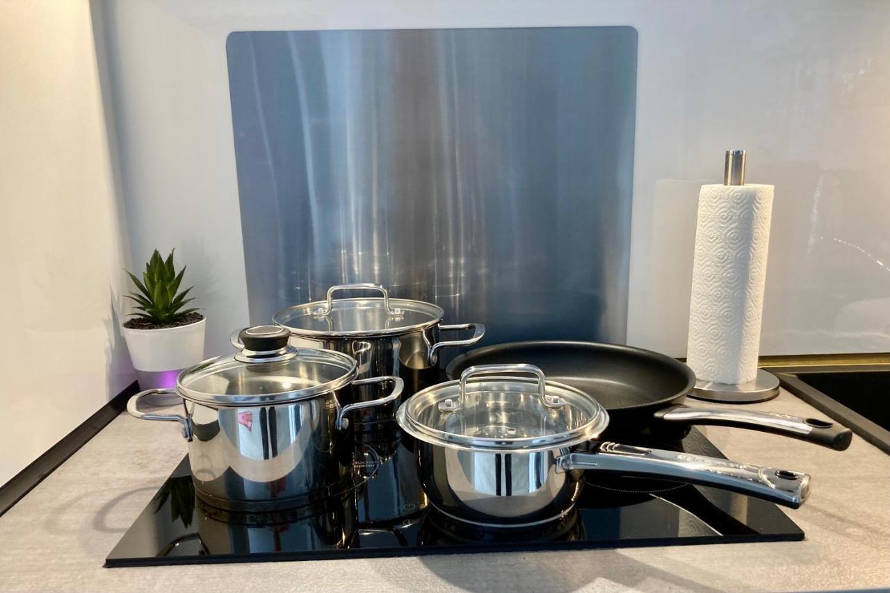 Living At Saarpartments -Adults Only- 2 Bedroom, Netflix - Business & Holiday Apartments For Long- And Short Term Stay, 3 Min To Train Station, Secure E-Bike Parking! Saarbrücken Buitenkant foto