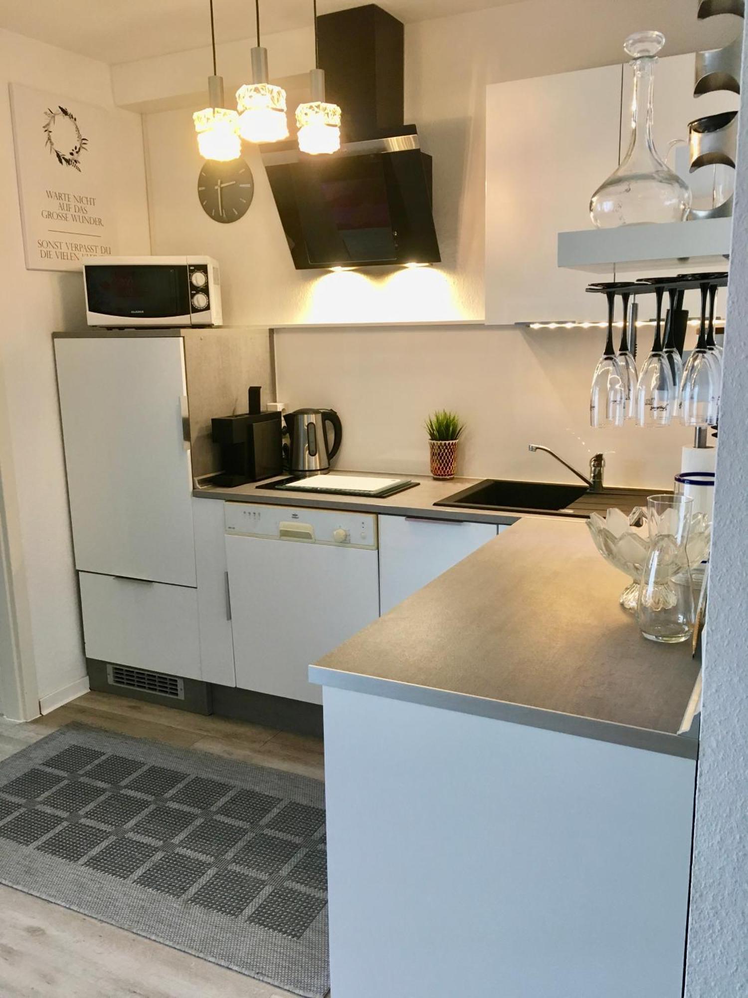 Living At Saarpartments -Adults Only- 2 Bedroom, Netflix - Business & Holiday Apartments For Long- And Short Term Stay, 3 Min To Train Station, Secure E-Bike Parking! Saarbrücken Buitenkant foto
